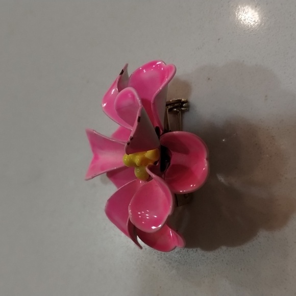 Mid century pink floral brooch 1.25" lapel pin back vintage - Picture 3 of 8